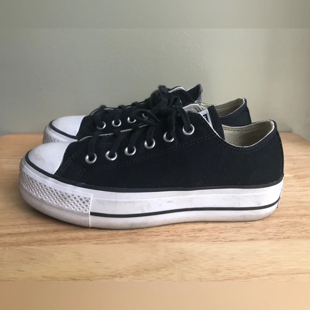 Converse Women’s Chuck Taylor All Star Low-Top Platform Sneaker Size: US 7 - Picture 2 of 13